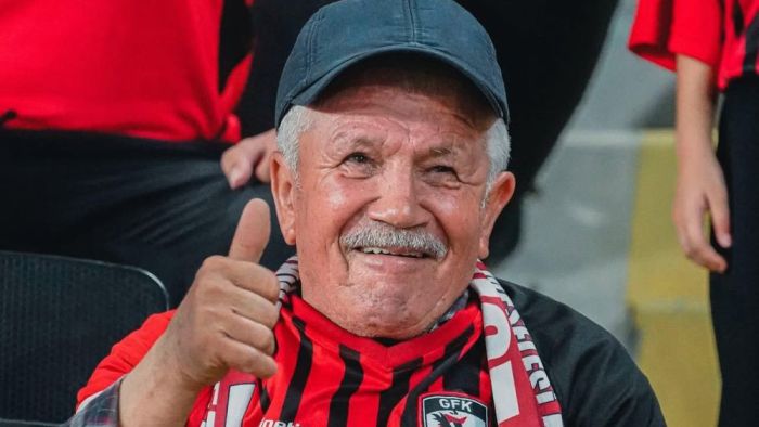 Tribünleri renklendiren isim Nuri amca!